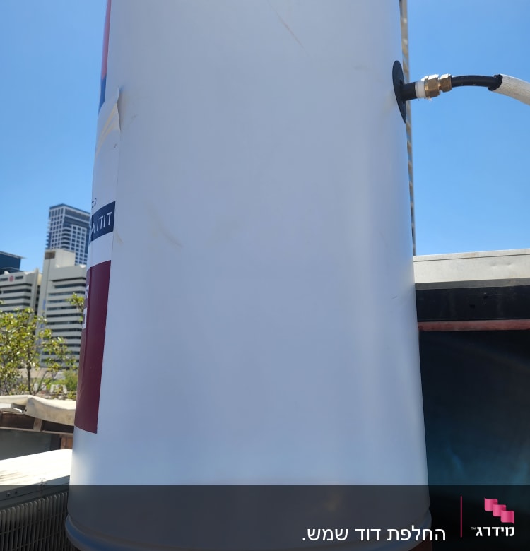 דוד שמש עם צינור מחובר על גג